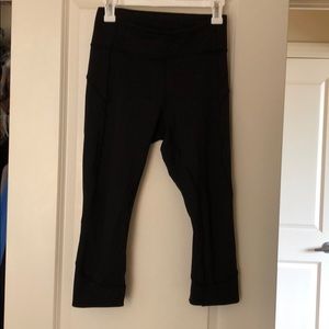 Black LuLuLemon cropped leggings